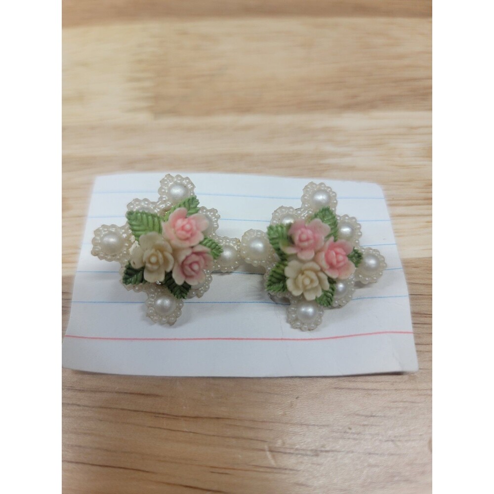 VTG 1950S 60S HAND MADE SEA SHELL CLIPON EARRINGS PIINK  WHITE AND GREEN.